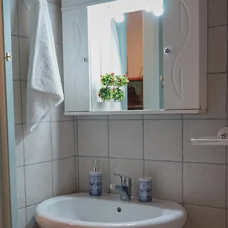 Kantounia Stonehouse Vavkerí